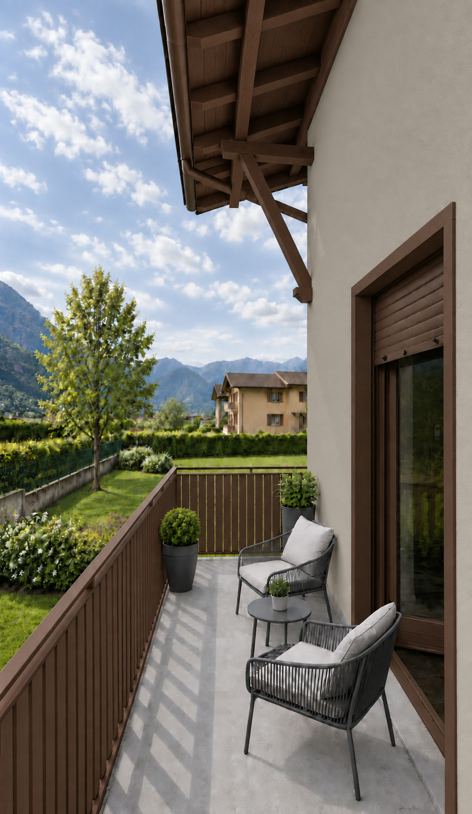 Proposta del balcone con parete grigio caldo, pavimento grigio pietra, doghe e legni color noce e cornice della portafinestra color noce