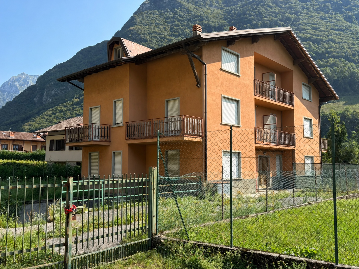 L'edificio oggi in località Valzella, fotografato senza cartelli commerciali